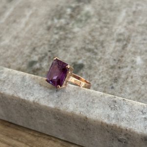 Bague en or et Tourmaline violette