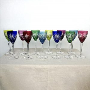 12 verres à vin en cristal signés Saint Louis modèle Chantilly